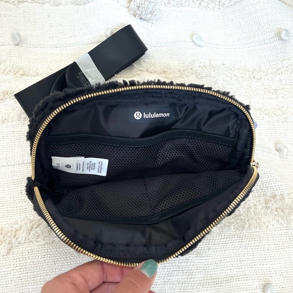 NWT Lululemon everywhere belt bag fleece black - Picture 6 of 7